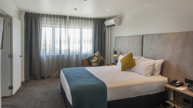 Deluxe Suite for 1-2 people with 1 King Bed, an ensuite bathroom.