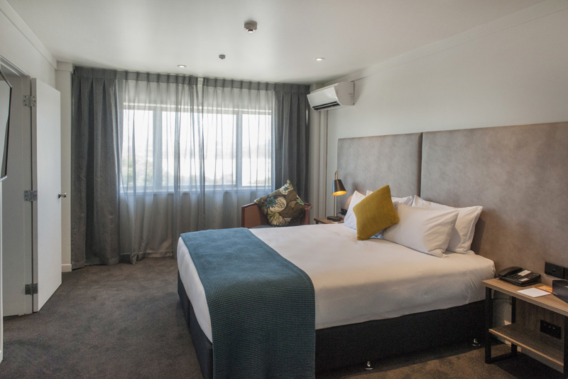 Deluxe Suite for 1-2 people with 1 King Bed, an ensuite bathroom.
