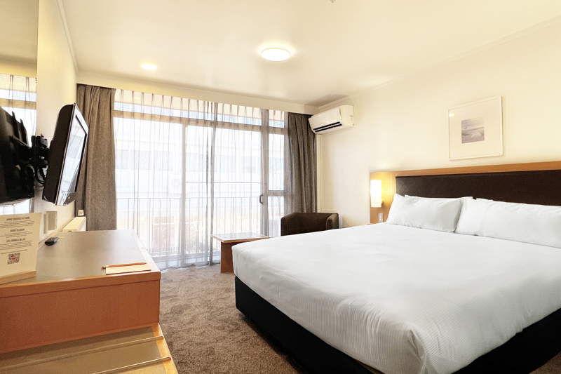 Superior King room with 1 Double Bed, desk, armchair and table by window